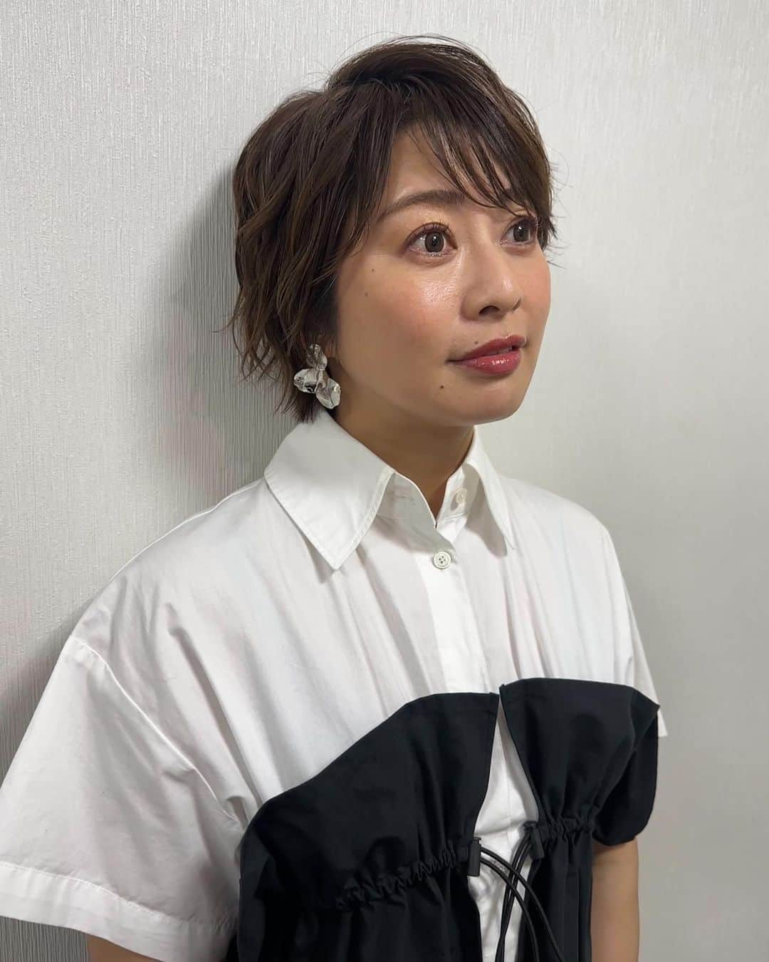 久保田直子のインスタグラム：「1ヶ月ぶりにこんにちは🌞 ソレいる？六本木会議の衣装、ワンピースが特にかわいいのです😍  ワンピース　@avie_andensal  靴　@kanematsu_official  ピアス　@mimi33_official   スタイリング　@aoniconico  ヘアメイク　@ka0000528   @emi_ogiwara  @hairmake__kaunaloa   #ソレいる六本木会議 #成田悠輔 #久保田直子」