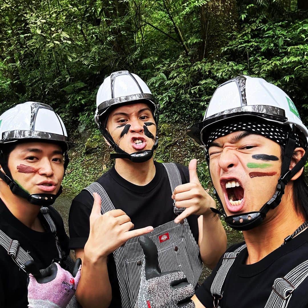 チェン・ボーリンのインスタグラム：「#極島森林2 感動 & 震撼 ❗️ 不凡的旅程與體驗 🤙🏻✨  謝謝我兩位好兄弟 @y3loooooo & @philyan88 接受我們的邀請🫶🏻✨  面對大自然之『敬畏的旅程』🌳  @extreme.forest @grayscale.production」