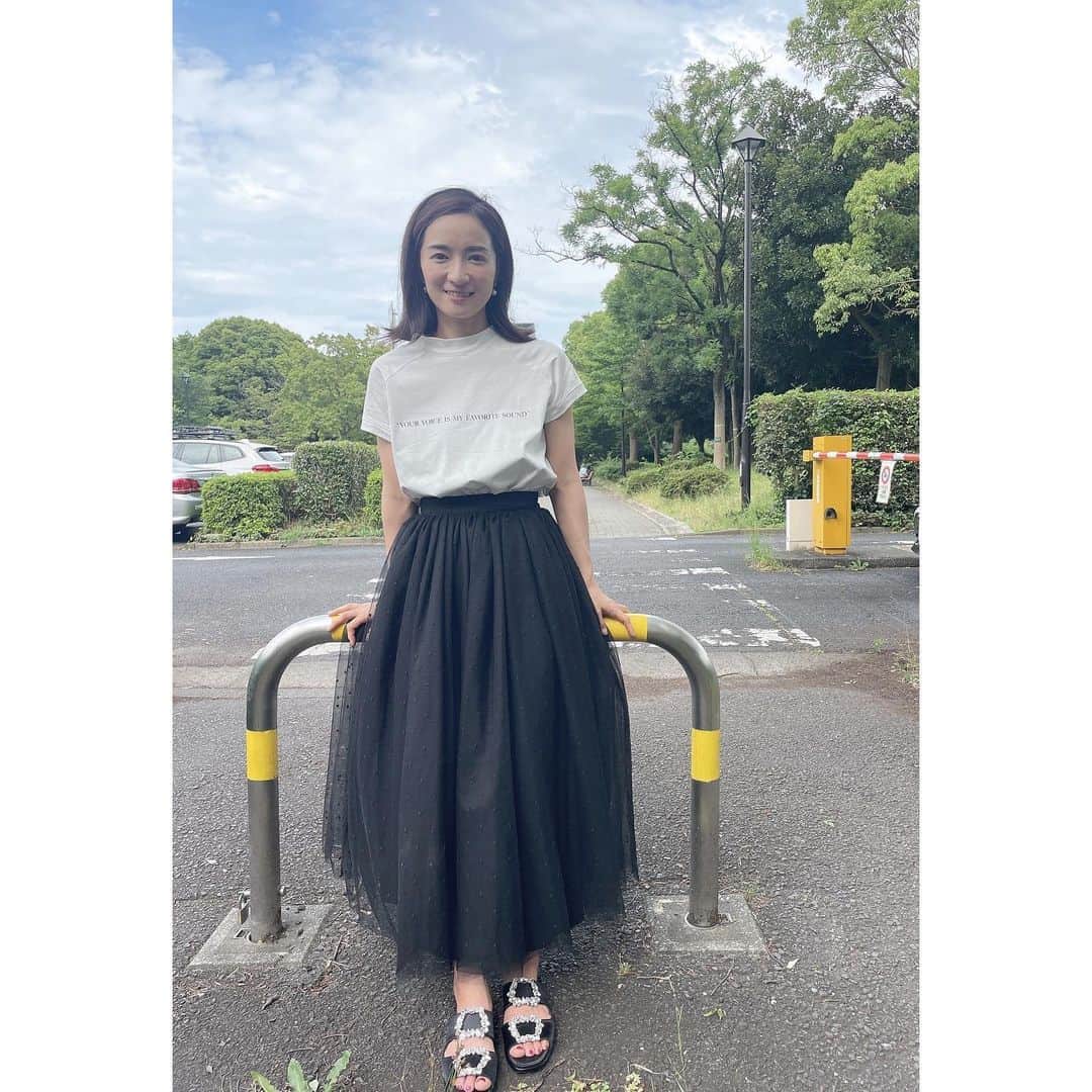 Mayuko Watanabe 渡辺真由子のインスタグラム：「良いお天気☀️ でも公園行ったら暑すぎてすぐ退散🥹 じゃぶじゃぶ池が始まらないとこの温度は辛いですね😅 @tsurubymarikooikawa の服が大活躍です🥰 Tシャツの生地はしっかりしてるし、 スカートは1枚で華やかになります😍  #tsurubymarikooikawa #tsuru #yanuk #ツルバイマリコオイカワ #夏服コーデ #夏コーデ  #ママコーデ #ママファッション #男の子ママ #男の子兄弟 #男の子兄弟ママ #カジュアルコーデ  #男の子ママ #男の子兄弟 #男の子兄弟ママ #ママ #子育て中」