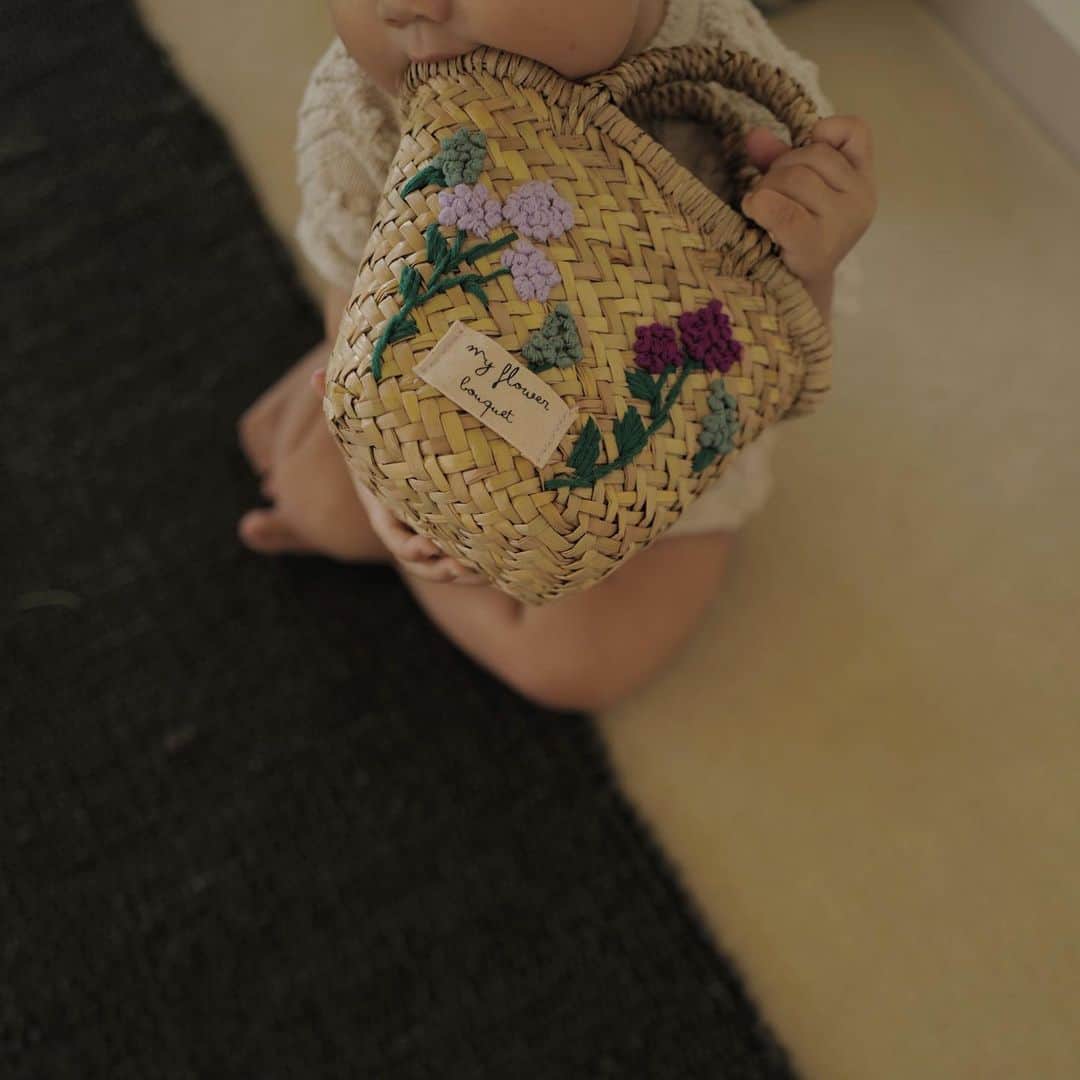 古谷有美のインスタグラム：「💼 もち太郎の妹のまる子。 妊婦検診でエコーをじっと見ながら真顔の先生 「旦那さんって丸顔？この子丸顔だねぇ」 「あ、はい、夫は丸顔です....プププ」 (でも赤ちゃんてだいたい丸くない？と思いながらも笑いが堪えられない) そこからまる子ちゃんになりました。  最近の10ヵ月検診での真顔の先生 「旦那さんって結構ガッチリしてる？この子も...」 「えーっと、いえ、中肉中背なんですが...プププ」 (どれだけうちの子大きいんですか)  いつもニコニコで朗らかでオモロいまるちゃんです。  お気に入りのZara kidsのバッグ 財布と携帯だけならちょうどいい。 わたしが使っていますがいつかは娘に✌️  #我が家のまる子」