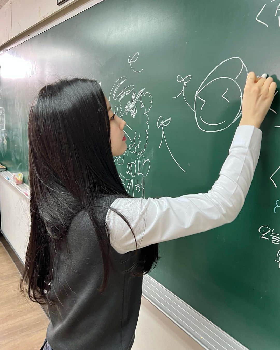 ダヒョンのインスタグラム：「٩(^‿^)۶ 📖✏️🫶」