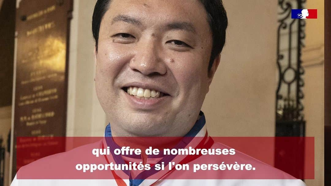 フランス大使館のインスタグラム：「先日、第27回のフランス国家最優秀職人章（#MOF）料理部門に日本人として初めて選出された関谷健一朗氏(@chef_ken_ichiro )を祝し、祝賀会が🇫🇷大使公邸で行われました。500名以上の精鋭達の中から2022年度にこの称号を得たのはなんとわずか８名👨‍🍳素晴らしい快挙を成し遂げた関谷シェフのインタビューをご覧ください✨  1924年に開催された歴史あるコンクールMOF (@meilleursouvriersdefrance ) は、フランス文化の最も優れた継承者を選出する、非常に高度な技術を持つ職人に与えられるフランス国家の称号です。筆記試験から試食まで厳格な審査が行われ、その至高に至るまでの難易度の高さから「フランスの人間国宝」とも称されます。  Bravo au chef Sekiya Kenichiro, qui devient le premier japonais à obtenir le titre de meilleur ouvrier de France #MOF dans la catégorie cuisine ! Découvrez son parcours entre 🇫🇷 et 🇯🇵 et sa passion communicative pour son métier.」