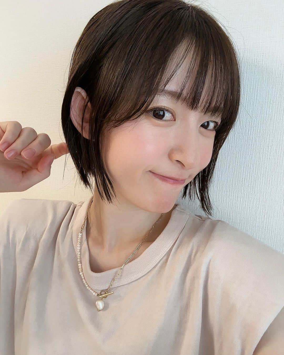 小松未可子さんのインスタグラム写真 - (小松未可子Instagram)「髪切った！✂︎✂︎✂︎ Twitterとは違う写真にしました✂︎ キャップ被るとさらに短く見える不思議。  これは…快適だな…( ᐕ)！！！ でも、首の後ろの汗だだもれ！！！ これはまずいよ！！！ 常にタオル首から下げてたい！笑  しばらくはショート堪能しようと思います。 そしてしばらくはまだシャンプー2プッシュくらいしちゃいそうです。  ふふふふふ〜」7月12日 14時41分 - mikako_komatsu