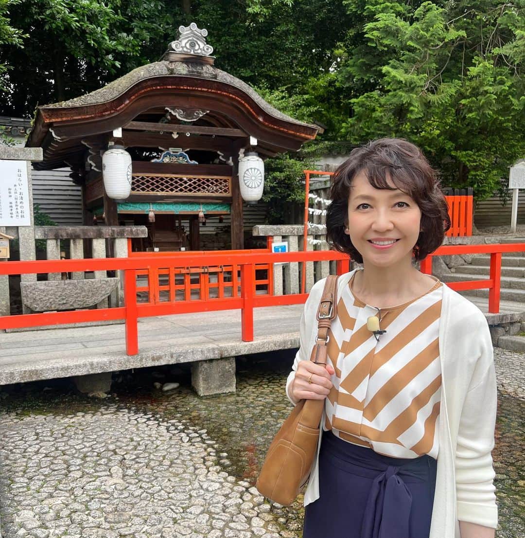 賀来千香子さんのインスタグラム写真 - (賀来千香子Instagram)「こんにちは✨ 明日、7月13日(木) 夜9時から放送の 『あなたの知らない京都旅〜1200年の物語〜』(BS朝日) テーマは、 「都の夏の涼さがし」 です。  今回、私は京都の夏の涼を探す旅に行って来ました☺️  清らかな水の涼、御手洗川が流れる下鴨神社。 その境内にある古代の冷蔵庫｢氷室｣。 平安貴族が真夏に氷を楽しんだその驚きの背景が明らかに！  歴史に思いをはせながら、下鴨神社境内の甘味処で｢氷室の氷｣と名付けられたかき氷を堪能し、室町時代にルーツを持つ「京うちわ」の専門店へ伺い、日本人の美意識に触れました✨  そして、私が日頃から足繁く通う、くずきりの「鍵善良房」さんへ。 涼やかなくずきりは、お店に足を運ばないと食べられない逸品です😊  さらに、南禅寺にほど近い岡崎エリアには、涼しげな水の庭｢並河靖之七宝記念館｣が。 この水の庭の涼しさの演出とは?   猛暑が続くこの頃、番組を御覧になって、素敵な〝涼〟を感じていただけたら、と思います✨  そして、、、  九州北部など、今回の大雨がまだまだ心配ですね。 （ちなみに、私の祖先は大分です。） 大雨の警戒が続いていますし、被災地の方々は、急激な天候の変化の中で、後の作業も御苦労が多いと思います。 水分補給をされて、どうか引き続き、お気をつけてお過ごし下さい。 どうぞ御自愛下さいませ。  #あなたの知らない京都旅 #BS朝日 #下鴨神社 #氷室 #鍵善良房 #うちわ阿以波 #並河靖之七宝記念館 #真如堂 #さるや #丘眞奈美さん #賀来千香子 #chikakokaku」7月12日 14時43分 - chikako_kaku_official