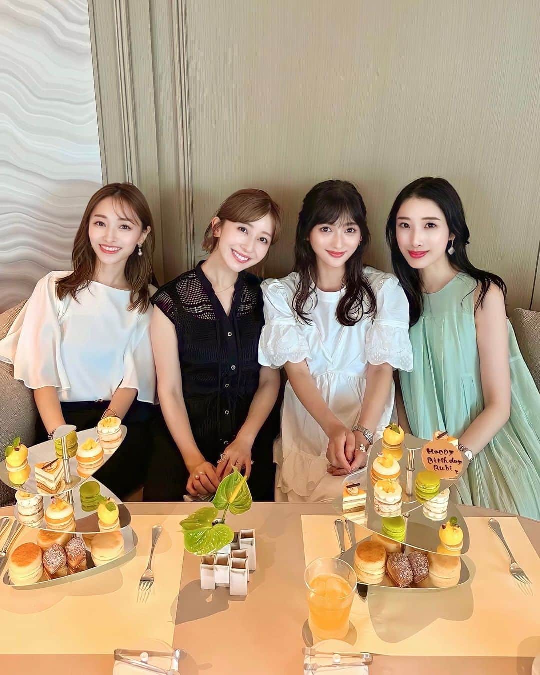 加藤瑠美のインスタグラム：「🥭🥮🍪🥧🥐🍋  MAISON MARUNOUCHI AFTERNOON TEA🫖 尊敬している大好きなメンバーで伺いました✨ こんなにも華やかで会うたびに圧倒されるのに、本当に心の底から皆優しくて温かくて毎回感動します…🥺🤍 よしりさにも久しぶりに会えてとっても嬉しかったな🫶 誕プレでいただいたfamiliarのバッグも嬉しすぎる〜🧸❣️  📍 MAISON MARUNOUCHI @maisonmarunouchi  東京都千代田区丸の内1-11-1 フォーシーズンズホテル丸の内 東京 🫖AFTERNOON TEA 平日: 7,600円 / 土日祝: 8,800円 ◻︎セイボリー 鱈子　からすみと三つ葉 フルーツトマトガスパチョ　バジル コロネーションクラブ　タピオカ　マンゴー チキンウィング　ランチドレッシング サーモンフィッシュケーキ　ガランガルマヨネーズ マルノウチ　ソーセージロール ◻︎スィーツ カモミール＆レモンはちみつシュー すみれ＆ラズベリーチーズケーキ フローラルレイヤードタルト ラベンダー＆アプリコットマカロン オレンジフラワーフィナンシェ スコーン　プレーン / オレンジ  #maisonmarunouchi #afternoontea #marunouchi #メゾンマルノウチ #丸の内カフェ #東京ママ #年子ママ #アフタヌーンティー」