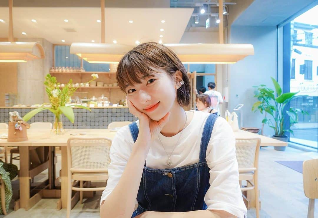 搗宮姫奈さんのインスタグラム写真 - (搗宮姫奈Instagram)「moo（ @moo_jingumae ）  オフィスとカフェが一体化していて、PCを開く事を許されている感じがしてすごく心地よかった！  原宿駅からちょっと奥に入ったらこんな場所があるなんてびっくり！ #たまたま出会った  近くに住んでいたら完全に通っていたな🥺  、、そう思うとカフェはやっぱり通うならお家の近くもしくはオフィスの近く（つまり生活圏内）じゃないと通わないんだなぁ。  私が作るカフェも地域の人に愛される場所を作りたい！😊  ---------  moo（ @moo_jingumae ）  ーーーーーー #ひめ旅日記 #ひめカフェ巡り  #原宿 #表参道 #原宿カフェ #表参道カフェ #カフェ巡り #カフェ好き #カフェ散歩 #カフェ女子 #カフェ活  #コーヒータイム #コーヒースタンド #コーヒー好き #コーヒー豆」7月12日 14時47分 - himenachaaaaan