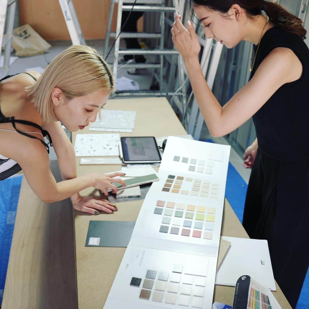 のインスタグラム：「〝stén openにむけて〟  着工から2日目 昨日は内装業者の方と現場にて打ち合わせでした  実際にレセプションやロッカーなどいろんな高さや色を現場で再確認✔︎  写真は高木さんと@eri____ya が指揮をとり細かい部分を決めています👏🏻  勿論、僕も決めたくなる部分はありますが内装のメインを若いスタッフに任せるっていうのもやってみたかったことの１つです‼︎」