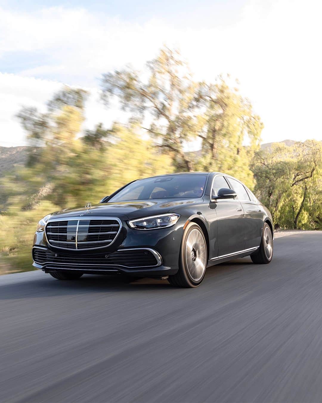 Mercedes-Benz Thailandのインスタグラム：「หรูหรา ทันสมัย พร้อมมอบความสะดวกสบายให้คุณได้มากกว่าใครกับ Mercedes-Benz S 580 e AMG Premium 🥂✨ ด้วยการออกแบบที่เหนือระดับกับการตกแต่ง AMG Bodystyling รอบคัน มาพร้อมดีไซน์ภายในที่อำนวยความสะดวกสบายไม่ว่าจะเป็นเบาะผู้โดยสารด้านหลังหุ้มด้วยหนัง Exclusive Nappa ตัดเย็บลายเบาะแบบ diamond design ที่มีเอกลักษณ์ พร้อมเสริมความผ่อนคลายด้วยที่วางเท้าและฟังก์ชันนวด ENERGIZING 6 รูปแบบ นอกจากนี้บริเวณด้านหน้ายังมาพร้อมกับระบบปฏิบัติการมัลติมีเดีย MBUX NTG 7 ควบคุมการสื่อสารและความบันเทิงได้ง่ายๆ เพียงเสี้ยววินาที  📷 mercedesbenzphotopass  *อุปกรณ์บางส่วนในภาพอาจแตกต่างจากที่จำหน่ายจริง โปรดตรวจสอบรายการอุปกรณ์ของรถยนต์แต่ละรุ่นที่ผู้จำหน่ายฯ อย่างเป็นทางการทั่วประเทศ​​  #SClass #S580 #SophisticatedLuxury #MercedesMaybach #MercedesBenzThailand」