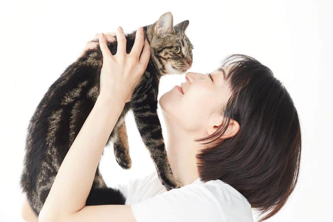 愛希れいかのインスタグラム：「あつーい！ 暑すぎるからキャップさんとお家にこもりっきり。🏠🐱👩🏻  暑さに負けないように しっかり水分補給しましょうねー！」