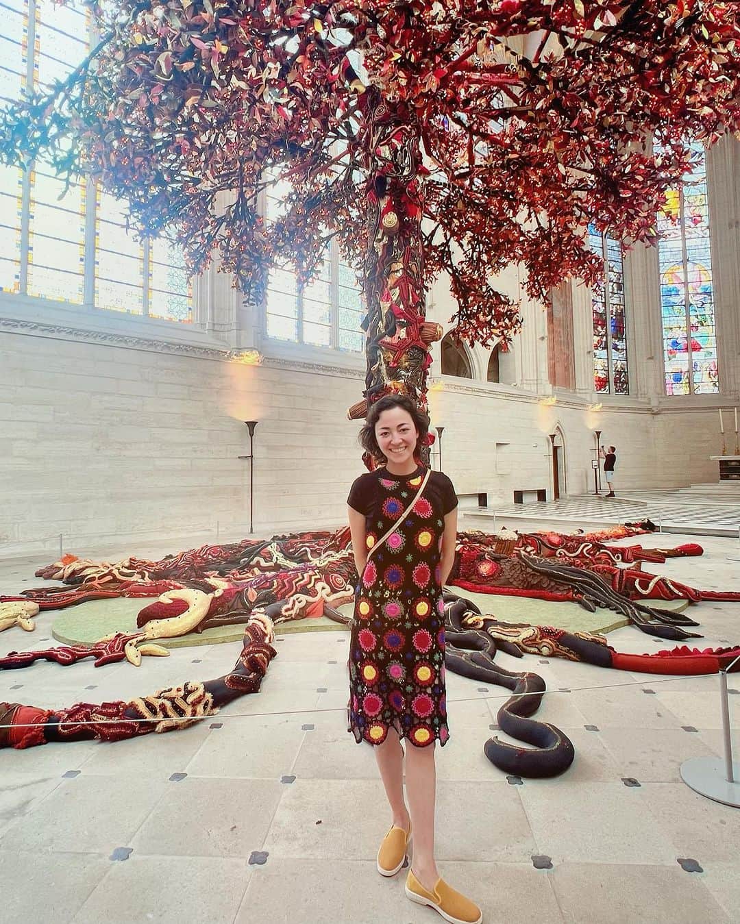 美波さんのインスタグラム写真 - (美波Instagram)「インスピレーション❣️ 休みの日にブランチをしながら、アート雑誌をめくっていた。何だか面白そうな作品があるなぁって、思い立ってパリのすぐ隣、ヴァンセンヌ城へ行ってきた。教会内にあるJoana Vasconcelosの“生命の樹”。 ちょうど、私もチクチクと生命の樹を制作しているから、ものすごくパワーを感じ取れたなぁ。 パリっていつでも身近にインスパイアの源があるから好きなのだ。 #服よ完全同化  En feuilletant un magazine d'art, je suis tombée sur une page qui m'a motivée à me rendre au château de Vincenne. C'est dans l'église que se trouve cette œuvre de Joana Vasconcelos, "L'arbre de Vie". Comme je travaille aussi sur le même sujet, j'ai pu ressentir la puissance de l'œuvre. J'aime trop Paris pour cette facilité de connexion avec la source d'inspiration...  Leafing through an art magazine, I came across a page that motivated me to visit the Château de Vincenne. In the church is Joana Vasconcelos' work, "The Tree of Life". As I'm also working on the same subject, I could feel the power of the work. I love Paris for this easy connection with the source of inspiration... #chateaudevincennes #treeoflife」7月12日 15時05分 - minamimanim