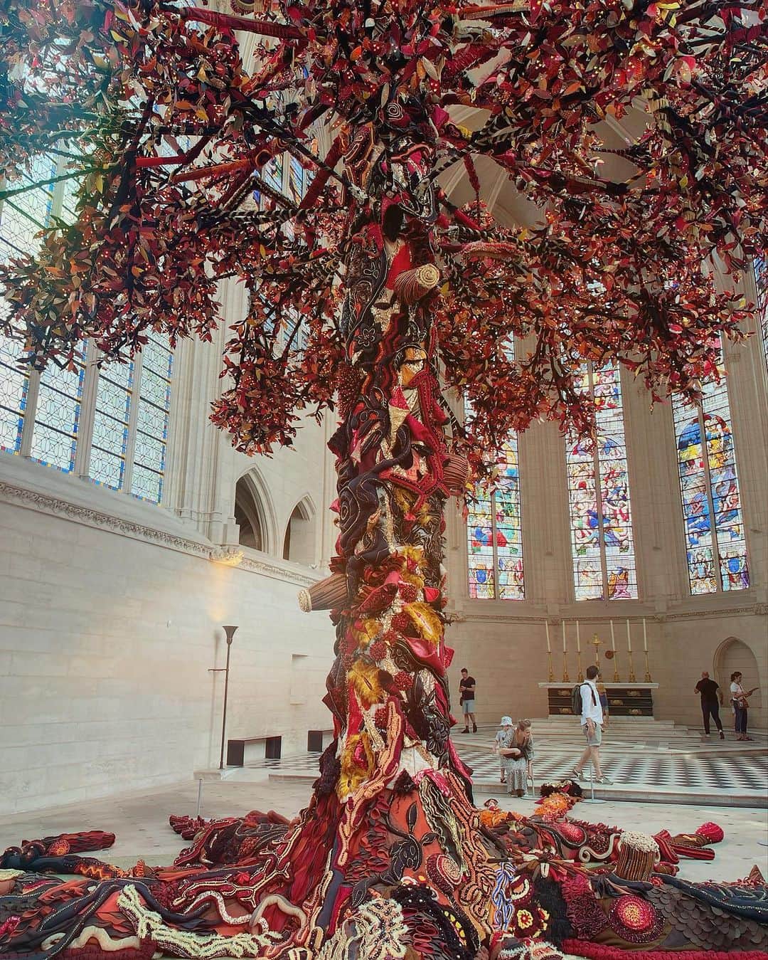 美波さんのインスタグラム写真 - (美波Instagram)「インスピレーション❣️ 休みの日にブランチをしながら、アート雑誌をめくっていた。何だか面白そうな作品があるなぁって、思い立ってパリのすぐ隣、ヴァンセンヌ城へ行ってきた。教会内にあるJoana Vasconcelosの“生命の樹”。 ちょうど、私もチクチクと生命の樹を制作しているから、ものすごくパワーを感じ取れたなぁ。 パリっていつでも身近にインスパイアの源があるから好きなのだ。 #服よ完全同化  En feuilletant un magazine d'art, je suis tombée sur une page qui m'a motivée à me rendre au château de Vincenne. C'est dans l'église que se trouve cette œuvre de Joana Vasconcelos, "L'arbre de Vie". Comme je travaille aussi sur le même sujet, j'ai pu ressentir la puissance de l'œuvre. J'aime trop Paris pour cette facilité de connexion avec la source d'inspiration...  Leafing through an art magazine, I came across a page that motivated me to visit the Château de Vincenne. In the church is Joana Vasconcelos' work, "The Tree of Life". As I'm also working on the same subject, I could feel the power of the work. I love Paris for this easy connection with the source of inspiration... #chateaudevincennes #treeoflife」7月12日 15時05分 - minamimanim