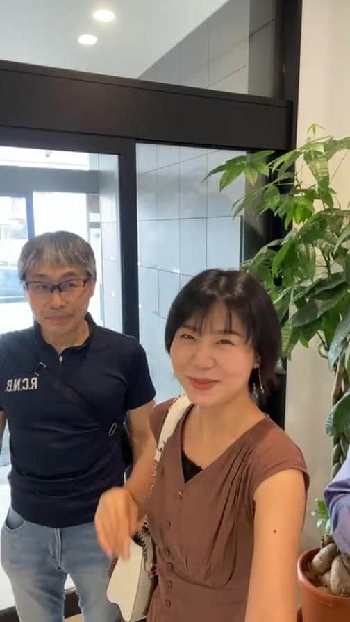 石岡麻奈美のインスタグラム：「GSTV甲府事業所に来てます！ 16時にまた生ライブしますのでお会いしましょう！」