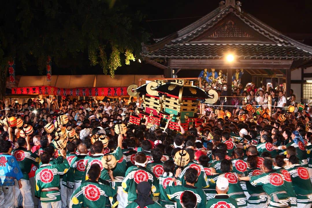 福山市【公式】のインスタグラム：「. 【素盞嗚神社祇園祭　けんか神輿】 素盞嗚(すさのお)神社祇園祭の最終日に行われる「けんか神輿」は、無病息災を願って平安時代から行われる祇園祭のメインイベント❕ 新市地区、中須地区、戸手・相方地区の３地区を巡った神輿が素盞嗚神社の境内でぶつかり合う、勇壮なお祭りです✊ 7/16(日)20時から。この迫力をぜひ体感してください🔥  ▼詳しくはこちら https://www.k-shinichi.com/gionmatsuri2023/  #福山市　#福山　#新市町　#広島県　#広島　#素盞嗚神社　#祇園祭　#祭り　#祭 　#けんか神輿　#神輿」