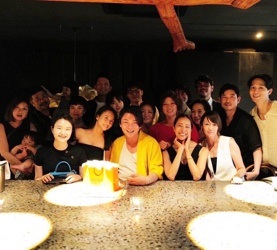 山城葉子さんのインスタグラム写真 - (山城葉子Instagram)「. Hideyaさん　Birthday party in 韓国🇰🇷 やっとタイミングがあえて今年初参加。 弾丸韓国へ。  ヒデヤさんを慕う仲間たちが集まり、皆んなで華やかにお祝いしました。  ヒデヤさんと出会って5年かな。6年かな。 出逢えたことに感謝しているし、一緒にお仕事が出来ている環境に心から感謝しています🙏 温かくて、優しくて、面白過ぎて、私にまで夢を描いてくれるヒデヤさん。年下だけど、永遠にリスペクト。  素敵な1年を！ @hideyaiida」7月12日 15時11分 - yokoyamashiro