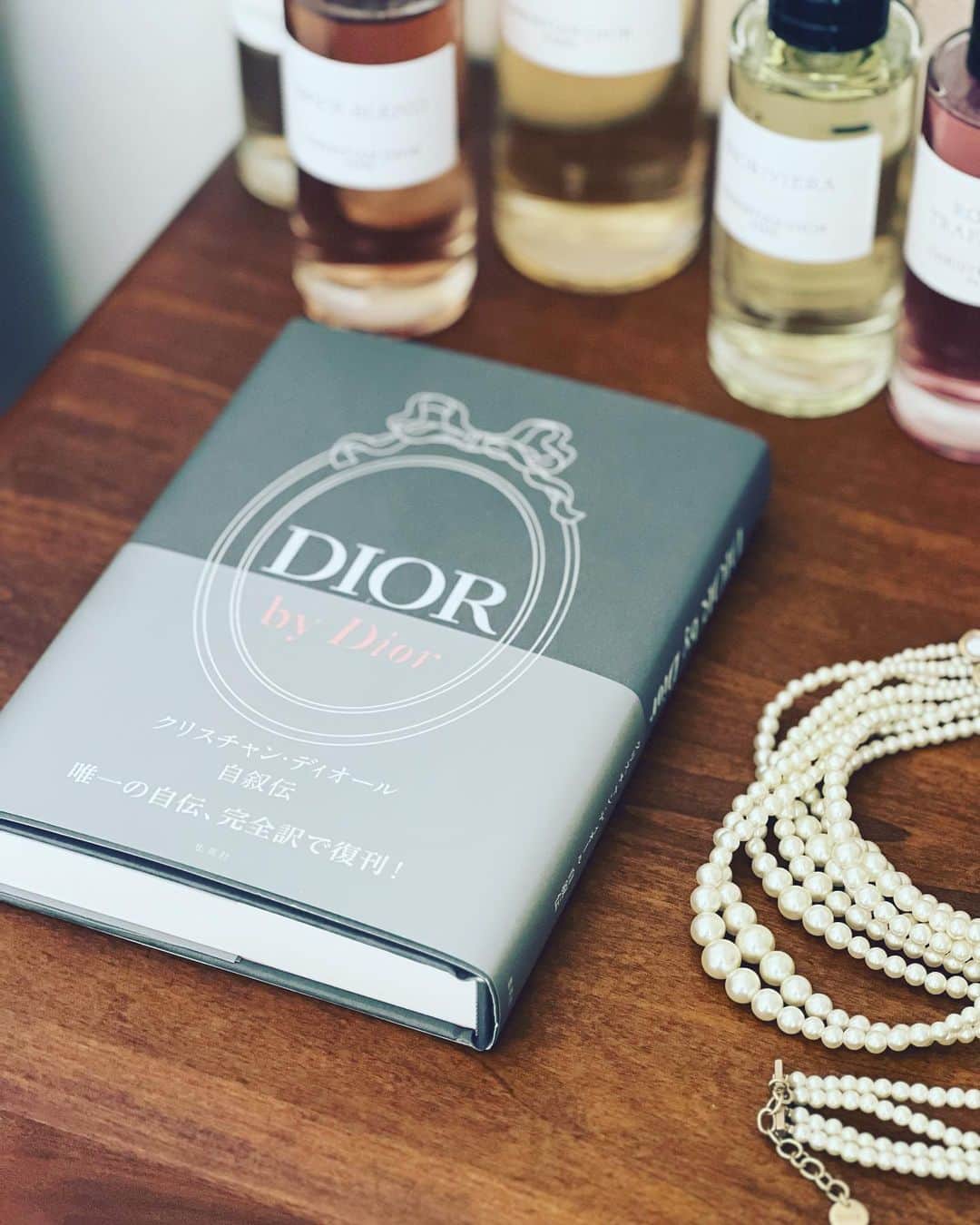 神崎恵さんのインスタグラム写真 - (神崎恵Instagram)「・ Diorの撮影でした。 使い続けているカプチュール トータル ル セラムやフレグランスのお話をしました。 先日届いてから、ベッドサイドにおき何度もひらいている 『DIOR by Dior』 生い立ちから、青春時代、メゾン立ち上げ。長いとは言えない10年という年月の中で、「DIOR」という強烈に美しい世界を作り上げたクリスチャン・ディオールの自叙伝。 ドラマティックな写真と共に、ディオールの世界に深く触れることができる１冊です。 １枚目は、先日ご一緒させていただいた、 25ans編集長の阿部はるひさんと。 @25ans_beauty  @25ansjp  ビューティの話はもちろん、ファッションのお話や着こなしのセンス、学びと刺激をいただきました。 素敵だったなぁ🤤🥺  @dior  @diorbeauty  #dior」7月12日 15時21分 - megumi_kanzaki