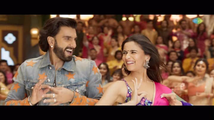 アリア・バットのインスタグラム：「What Jhumka ? 🔊  #RockyAurRaniKiiPremKahaani in cinemas July 28♥️」