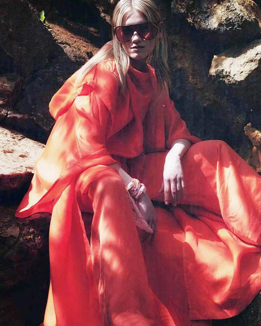 クリスチャンワイナンツのインスタグラム：「Our satin silk blend Celea cape featured in @knackweekend , stylee by @christinevanlaer   #christianwijnants #editorial #weekendknack #knackweekend #summerstyle」
