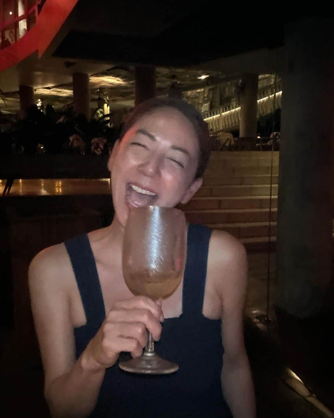 HARUKO（真木明子）のインスタグラム：「不意にフラッシュ📸を当てられた 瞬間の怯えたお母さん  娘とトゥールと夜の街に繰り出したw  ワンピース👗 @no10key.no10bee」