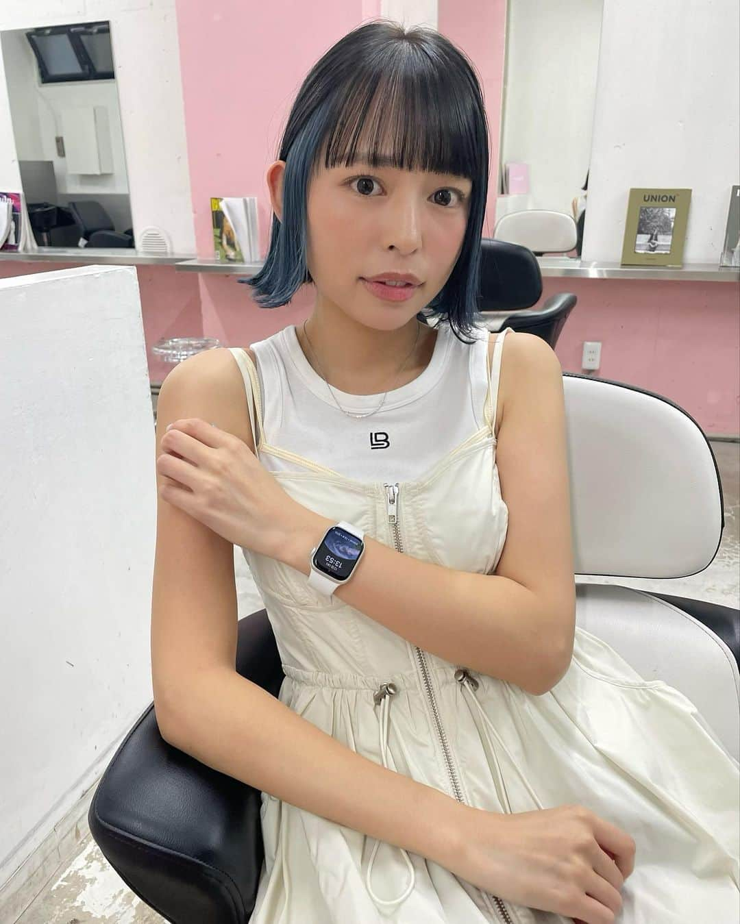 寺坂ユミさんのインスタグラム写真 - (寺坂ユミInstagram)「美容院行ってきた💇‍♀️  いつもノーセットだけど予定あるから可愛くしてもらった✨カットもカラーも天最高👍💙🩵  #ショートボブ#インナーカラー#インナーカラーブルー」7月12日 15時36分 - 129ym