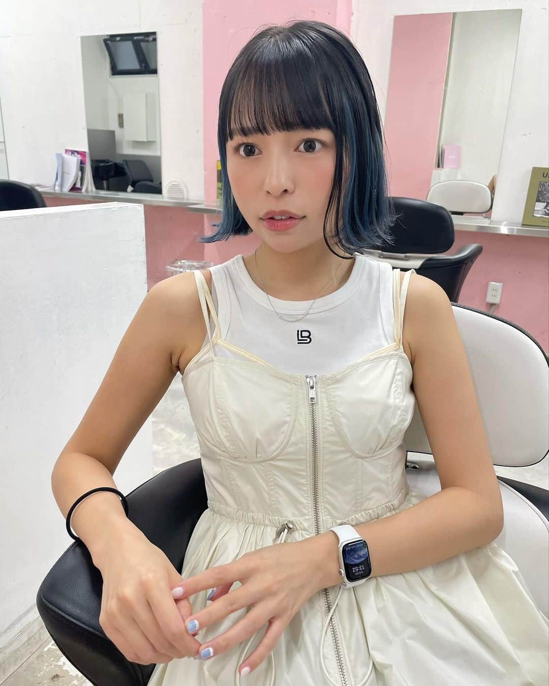 寺坂ユミのインスタグラム：「美容院行ってきた💇‍♀️  いつもノーセットだけど予定あるから可愛くしてもらった✨カットもカラーも天最高👍💙🩵  #ショートボブ#インナーカラー#インナーカラーブルー」