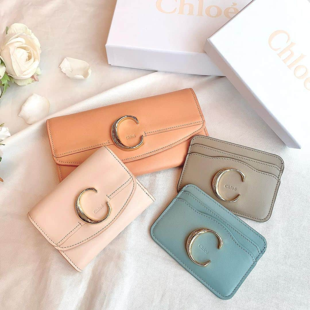 bijouxthreecさんのインスタグラム写真 - (bijouxthreecInstagram)「【Chloe】  Chloeの中でも人気の高いシリーズ"Chloe C"✨  中央のCの金具が目を引く上品なデザインが特徴です🌿  現在ロングウォレットからミニウォレット、 バッグなど種類豊富にご用意しております💫💫  是非ご覧になりにいらしてください。   #Chloe  #Chloé  #クロエ  #新潟クロエ  #クロエＣ  #ChloeC  #クロエシー  #ミニウォレット  #ロングウォレット  #カードケース  #bijouxthreec   #ビジュースリーク  #新潟  #古町」7月12日 15時39分 - bijouxthreec