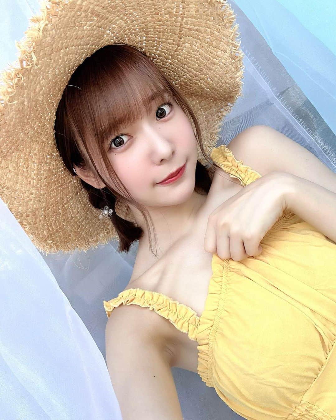 奥ゆいのインスタグラム：「今日の21:00から 夏の宿題チェキ発売開始なの！ 浴衣2種類とその他3種類の衣装を着たよ👗👘  5枚GETでコンプリート💕＆ブロマイド3種特典付き 10枚で3種ブロマイドそのうち1つに直筆一言メッセージ特典 15枚で3種ブロマイドそのうち1つにたっぷり直筆メッセージ＆奥ゆい浴衣のアクリルスタンドも着いてくるよ😳🩵  チェキにはあなたのお名前とサインと落書きをしておうちに届けるよ〜！ あなたのお名前覚えられるのが嬉しいからお迎えしてくれたらぜひお迎えしたよーって報告してくれたら嬉しい(⸝⸝◜~◝⸝⸝)  今回は箱推しセットもあるよー！ 詳細は私のストーリーチェックしてねっ🔗  #2i2 #アイドル #チェキ #夏 #麦わら帽子」