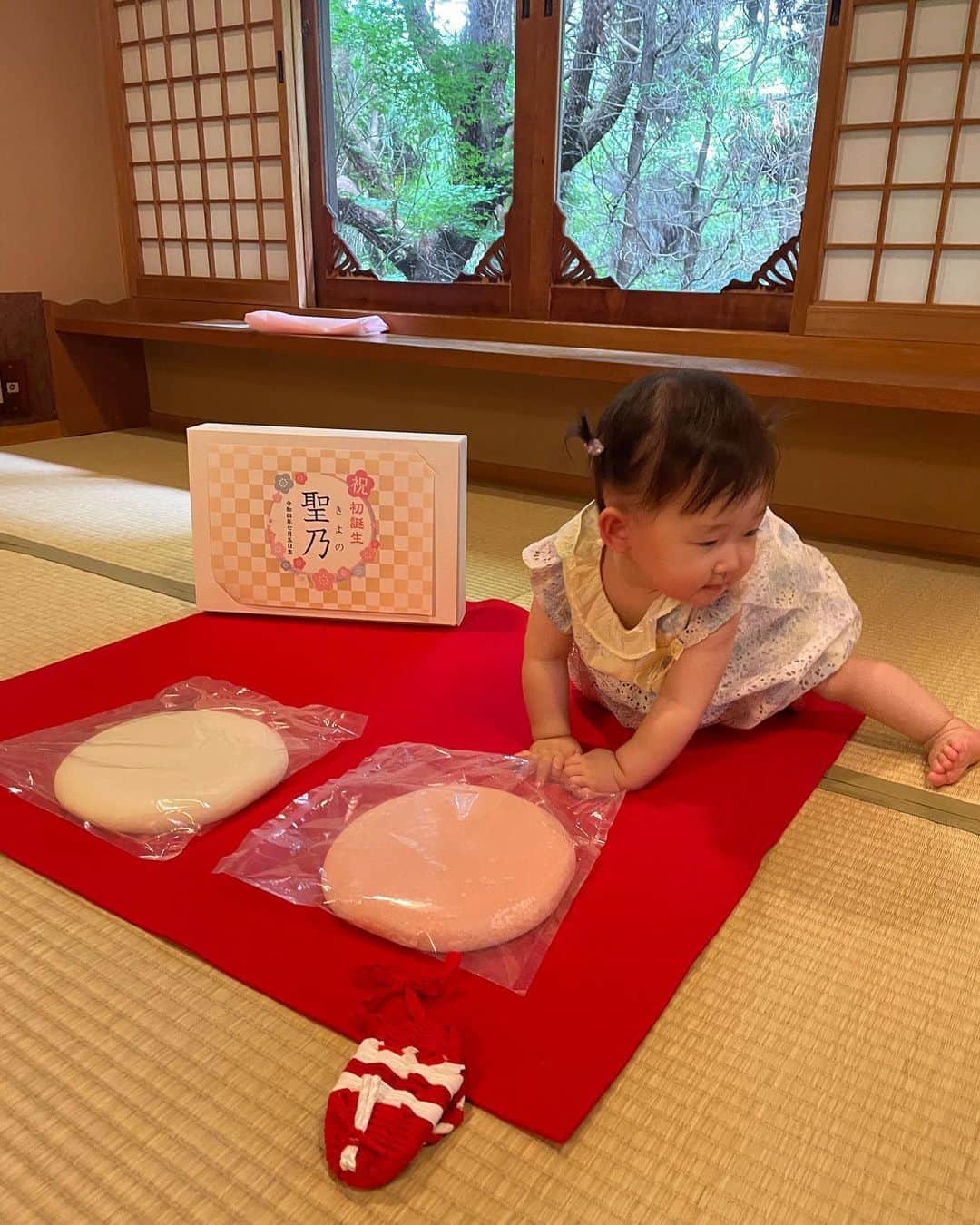 深瀬智聖さんのインスタグラム写真 - (深瀬智聖Instagram)「自分が主役じゃないのに🤳  娘の初誕生日のお祝いに家族みんなで大丸別荘へ😌 素敵なお部屋に美味しいお料理。 餅踏みと選び取りの儀式も行い、ゆっくり過ごせました。 風情ある日本庭園もとっても素敵でした🥹いつか宿泊してみたいなぁ…✨♡  #大丸別荘  #初誕生日  #餅踏み #まきばの誕生餅 @makiba1565」7月12日 15時40分 - chiseifukase