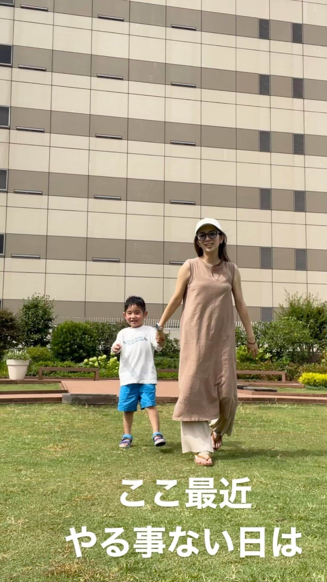 のインスタグラム：「初めて自分で作ってみたリールがコレ😂 ・ 文字見えないし（笑） ・ すっぴだし、どーでも良い内容だし😂 ・ まぁ、楽しそうだからいっか（笑） ・ 何故かさ 子供って自分の写真とか動画とか好きよね。 ・ だから 写真をLIVE機能使ってタイマー撮影してる😂 ・ 謎に子鉄も大爆笑🤣 ・ ただ、私の体力持たない👋 ・ #B型親子 #親子時間 #やる事ないから #自分たちを撮る #それだけで笑えるから #スゴいよねぇ🤣」