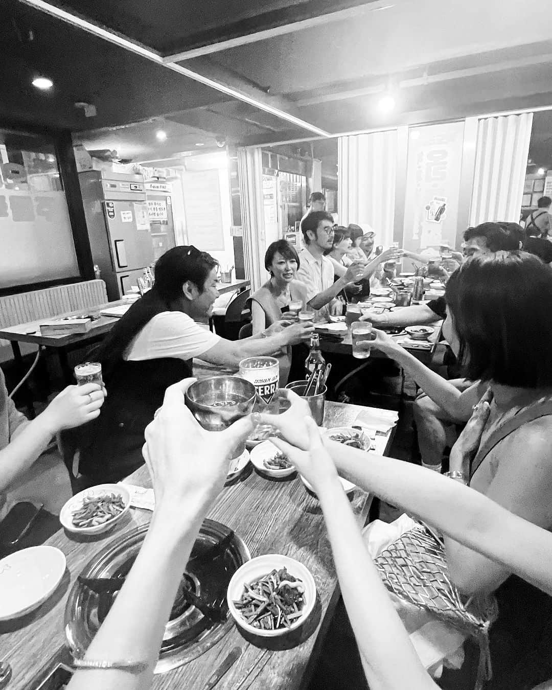 山城葉子さんのインスタグラム写真 - (山城葉子Instagram)「. HideyaさんBirthdayparty in 韓国🇰🇷  タッカンマリが美味し過ぎて…お腹いっぱいなのにそこからお餅10個くらい食べた。 そして〆のおそばも美味し過ぎた🤤  食べ終わったら、皆んなでお散歩しながらドラッグストアへ。 韓国プロとメイクのプロ達に聞きながらお買い物して、 なんともシュールな内装のカラオケ🎤へ。 皆んなの歌声聴きながら幸せな気分に浸れた夜🌝」7月12日 15時58分 - yokoyamashiro