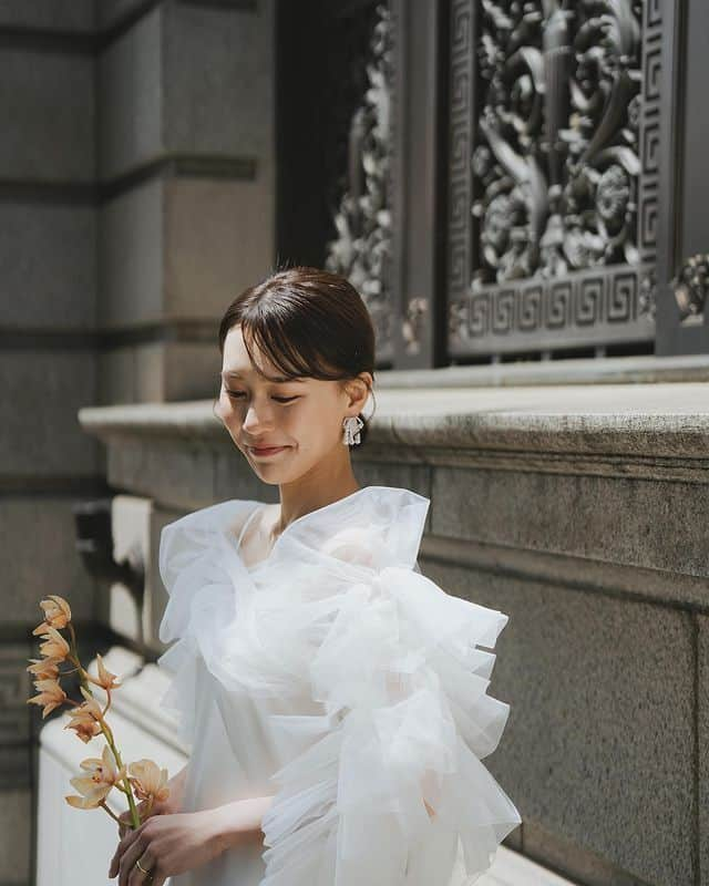 プレ花嫁の結婚式準備サイト farny 【ファーニー】さんのインスタグラム写真 - (プレ花嫁の結婚式準備サイト farny 【ファーニー】Instagram)「@farny_weddingをフォローして #プラコレ #美花嫁図鑑 を付けて投稿してください⡱ . ‥‥‥‥‥‥‥‥‥‥‥‥‥‥ Today's wedding photo from... @m.a_wd__ さん⚐* . コーディネートがおしゃれな花嫁さまのご紹介🪞✨  ショルダー部分のパフがアクセントとなったおしゃれすぎるドレス🤍 ボリュームのあるドレスとタイトなシニヨンヘアの組み合わせが素敵ですよね✨ . ‥‥‥‥‥‥‥‥‥‥‥‥‥‥ . \\花嫁ライター募集中// @farny_wedding のDMに ”farny花嫁ライター希望”とお送りください✈︎✉︎ . \\花嫁アプリ // プロのアドバイザーに結婚式の相談を何度でも ウェディングドレスの記事や、 自分のウェディングレポを残せちゃう♡” . >>>TOPのURLからcheck ⋈ @placole_dressy >>>結婚のご相談は プラコレウェディングアドバイザーへ♡ @wedding_adviser >>>ウェディングレポを残したいなら、 farny by プラコレをcheck ✎ @farny_wedding >>>ウェディングアイデア＆DIYは ドレシーアイデアcheck ❁ @dressy_idea >>>素敵なドレスに出会いたい花嫁さま♡ @dressyonline_をcheck >>>お洒落で可愛いパパママ婚やフォトは @dressy.baby をcheck ∴ >>>鎌倉にOPEN”お花とドレスと紅茶のカフェ” @dressyroom_teaをcheck𓌉𓇋 . ‥‥‥‥‥‥‥‥‥‥‥‥‥‥  #プレ花嫁 #卒花嫁 #結婚準備 #結婚式 #結婚式場 #当日レポ #撮影指示書 #weddingtbt #weddingdress #ウェディングドレス #ウェディングフォト #ブライダルフェア #farnyレポ #美花嫁図鑑 #mydress #大人花嫁 #花嫁コーデ #花嫁コーディネート　#パフスリーブ #パフスリーブドレス #前撮り」7月12日 15時52分 - farny_wedding