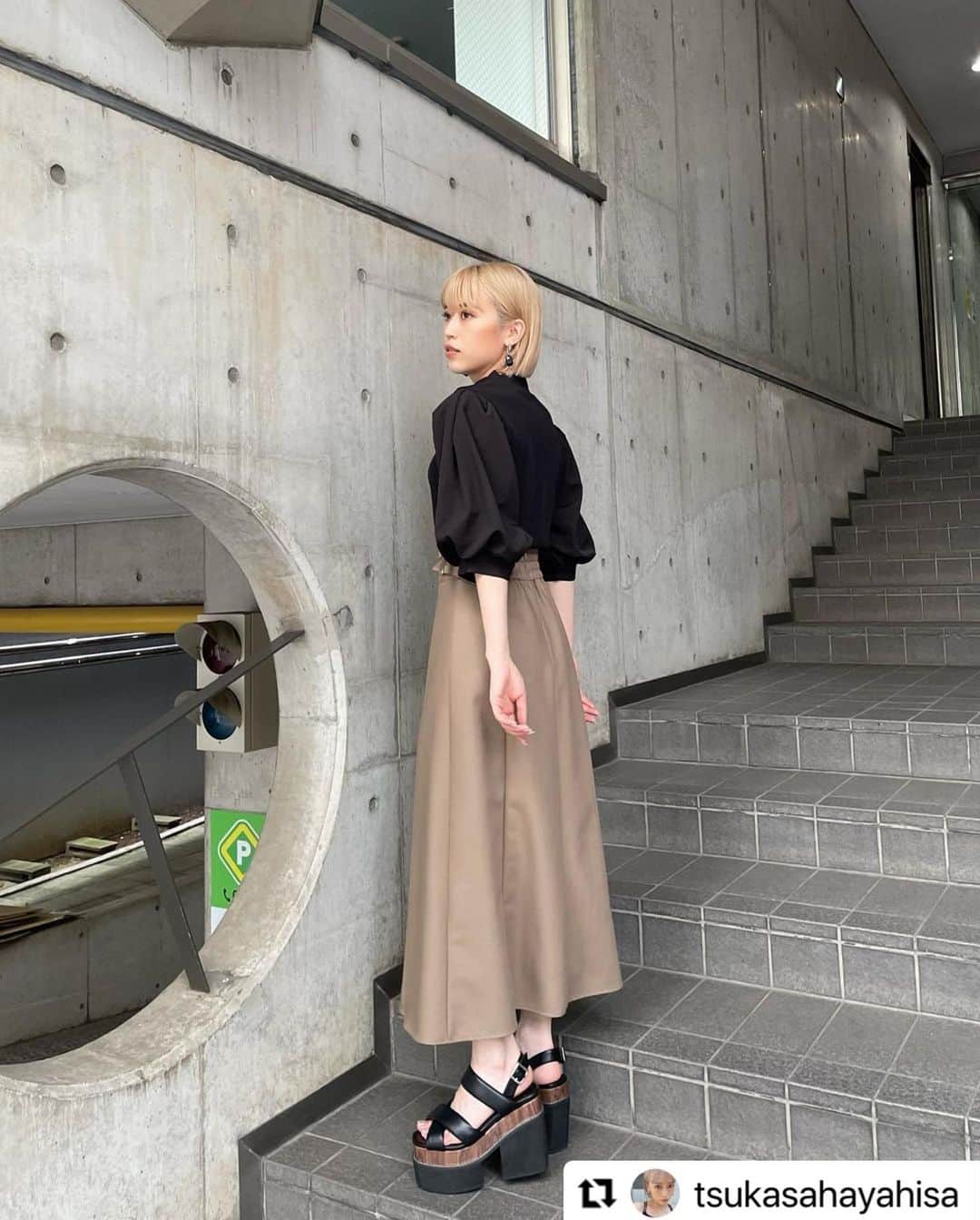 MURUAのインスタグラム：「#Repost @tsukasahayahisa with @use.repost ・・・ たまにはこのような感じ！  シルエットキレイすぎるスカートが入荷しております🗣️ #サイドベルトフレアスカート  やりすぎ感のないふんわり具合で ボリュームのあるTOPSを合わせても🙆‍♀️  MURUAお得意のハイウエストなのもうれしい♡ そしてウエストゴムで楽ちん！！  @tsukasahayahisa のTOPのURLから見てみてください  #murua #murua_snap #ootd #ootdfashion #coordinate #fashion #murua2023ss」