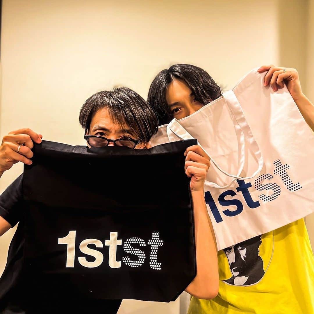 のインスタグラム：「TESTSETの🐸と🐰だよ〜 1STSTは無事ゲットしたかにゃ？ いよいよ明日に迫ったリキッドルームのワンマンライブへGO🔥&新作グッズを最速ゲットだぜ👜 #チケットまだ間に合うぴょん  TESTSET(Yoshinori Sunahara×Leo Imai× Kenichi Shirane×Seiichi Nagai) DJ:AOKI takamasa  7/13(木) LIQUIDROOM open19:00 start20:00 tickets¥7,000(税込/1D別)」