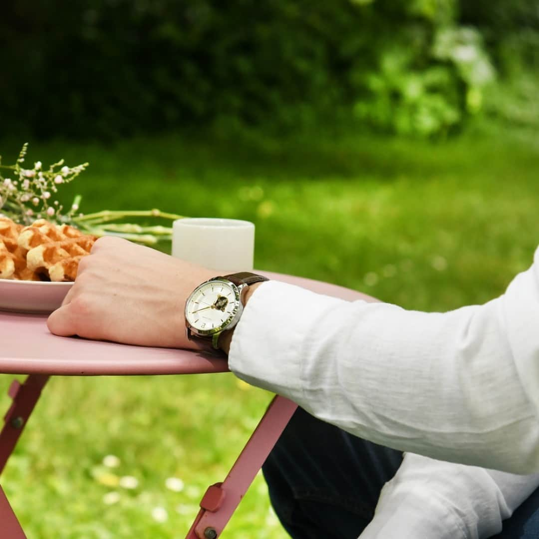 ピエールラニエのインスタグラム：「Sur une table baignée de soleil, au cœur de ce magnifique jardin, notre protagoniste savoure un verre rafraîchissant tout en admirant sa montre automatique qui allie sophistication et vintage-chic. Notre Fʟᴇᴜʀᴇᴛ est le compagnon parfait pour toutes vos escapades estivales !  . . . .  #pierrelannier #montrefrançaise #frenchwatch #montredujour #watchoftheday #dailywatch #watchforman #madeinfrance #watchaddict」