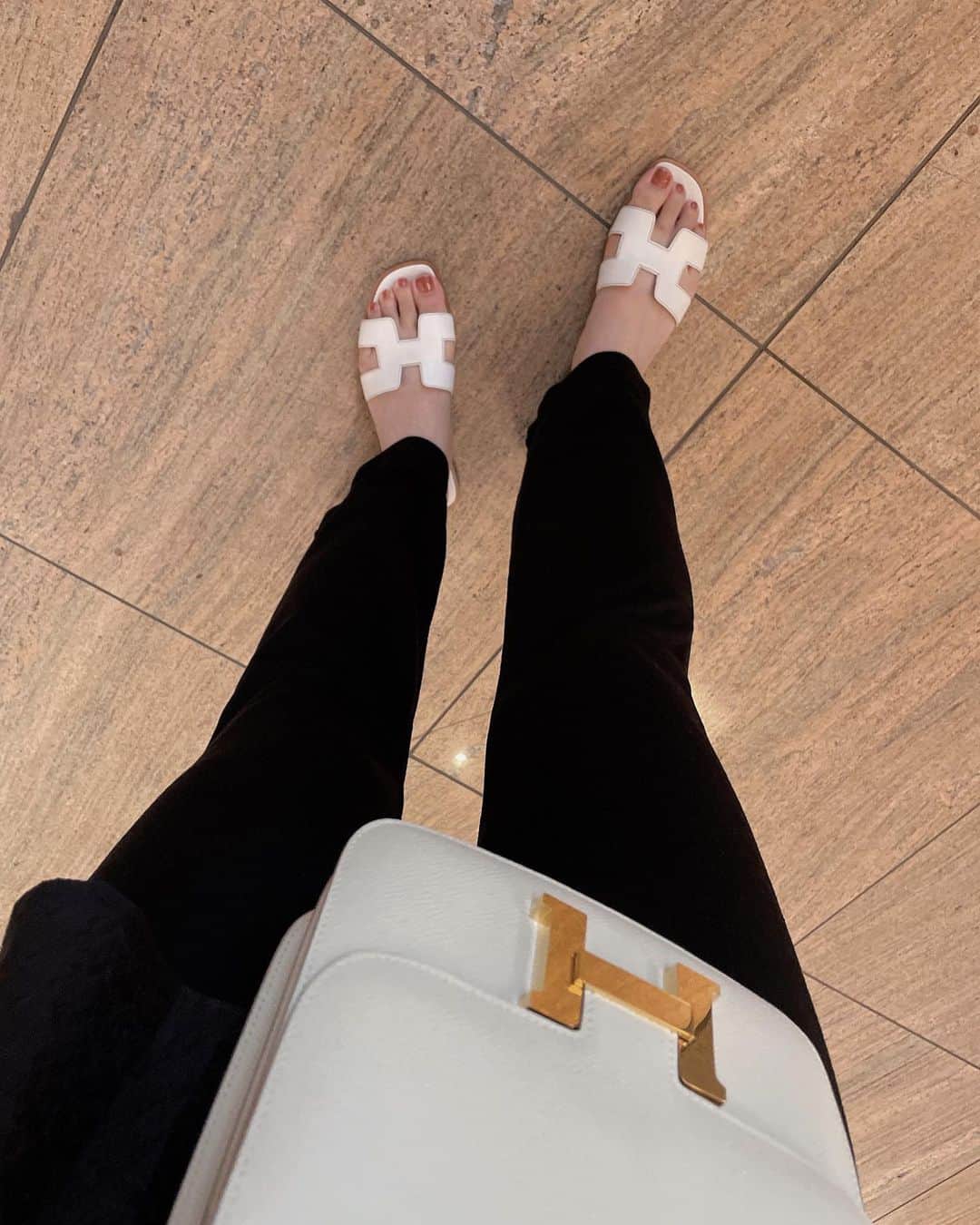 natsu_772のインスタグラム：「オラン初おろし🍊 可愛いけどしっかり靴づれしました٩( ᐛ )و🩹泣」