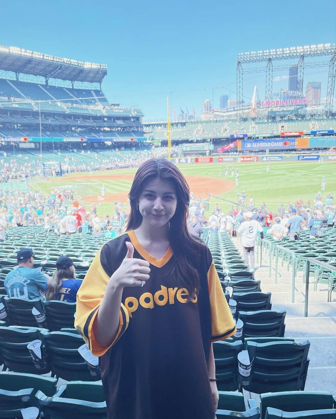 九里聖莉奈のインスタグラム：「. ⁡ MLBオールスターゲーム⚾️ ⁡ シアトルでの開催というこので去年とはまったく雰囲気も違って楽しかった:)  また新たな出会いもあり、 より『野球』というジャンルに関われるようお仕事の幅を広げていきたいなと感じました、  良い旅でした🌷 ⁡ #kuriseri #MLB #Allstargame2023 #Seattle  ⁡ ⁡」