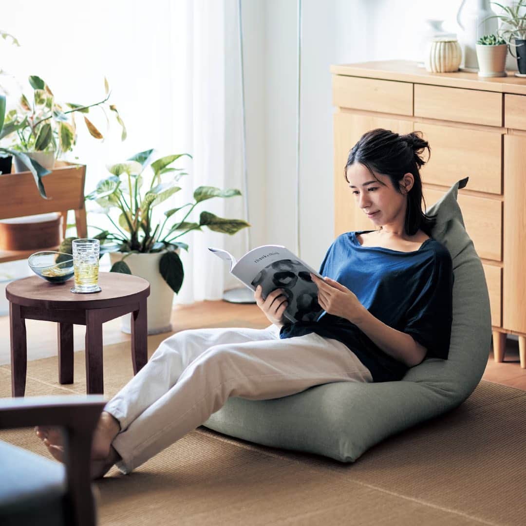 BELLEMAISON_DAYSのインスタグラム：「頭まですっぽり、包まれるような心地よさ 腰掛けると、体に合わせてフォルムが変わるビーズクッション  ビッグサイズなので、腰から首元まですっぽり  包み込んでくれるリラックス感は格別です  軽くて、取っ手も付いているので移動がしやすい カバーは外して手洗いOK  ￣￣￣￣￣￣￣￣￣￣￣ ☑ソファーにもなるビーズクッション  ※詳しいサイズ・カラーはショッピングタグよりご確認ください ￣￣￣￣￣￣￣￣￣￣￣ #bellemaisondays #ベルメゾンデイズ #ベルメゾン  ・ BELLE MASION DAYSは、 「今日より明日、明後日が楽しくなる暮らしの提案」を コンセプトとした、ベルメゾンを一歩リードするオリジナルブランド  📷みなさんのBELLE MAISON DAYSのアイテムを 　使ったインテリア画像募集しております📷  お気に入りのアイテム写真に#ベルメゾンデイズ @bellemasion_days のタグ付けをお願いします！」