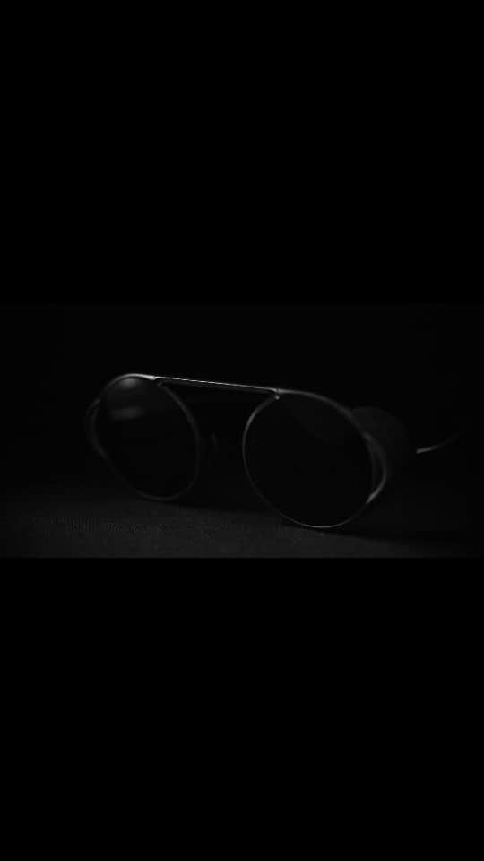 のインスタグラム：「Our inaugural collaborative frame with #BorisBidjanSaberi doesn’t just get attention — it commands it.  Model no.#RG1011BBS available at your nearest stockist now.  Video: Alessandro Tinelli  #RIGARDS #BorisBidjanSaberi #NatureFirst #NoToCopycats #MadScientist #TimeMachine #Patina #HandmadeForYourFace #NatureDerived #NaturalMaterials #RIGARDSPatina #PATINAbyRIGARDS #Copper #SterlingSilver #AluminumMagnesium #Titanium #Horn #Stone #Wood #Steel #Urushi #LacquerArt #SunglassClip #NaturalEyewear #SustainableEyewear」