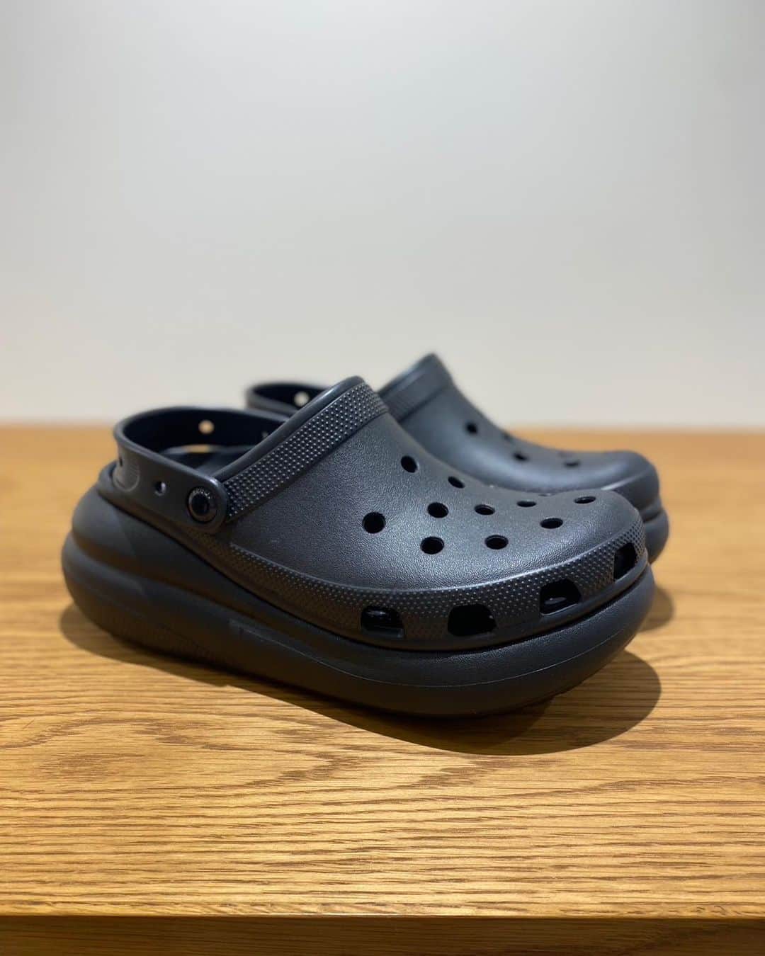 のインスタグラム：「.  CROCS  "Crush Clog" "Mega Crush Sandal"  In Stores Now.  @crocs @crocsjp  #crocs」