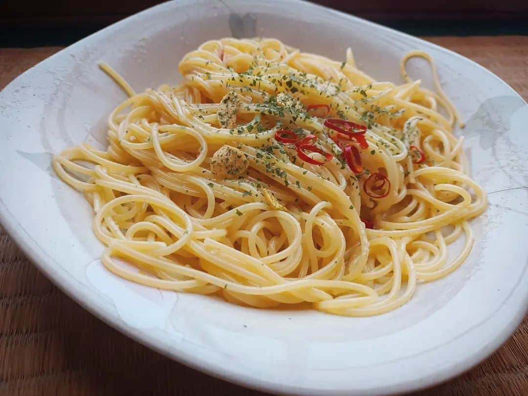 松本隆博のインスタグラム：「。⁡ ⁡思いのほか作業が多く終わ⁡ ⁡らない⁡から昼ごはんは軽く⁡ ⁡作って食べました。⁡ ⁡⁡ ⁡ペペロンチーノだぜ⁡ ⁡(｡ ・`ω・´) ｷﾗﾝ☆⁡ ⁡⁡ ⁡還暦少年 松本隆博⁡ ⁡」