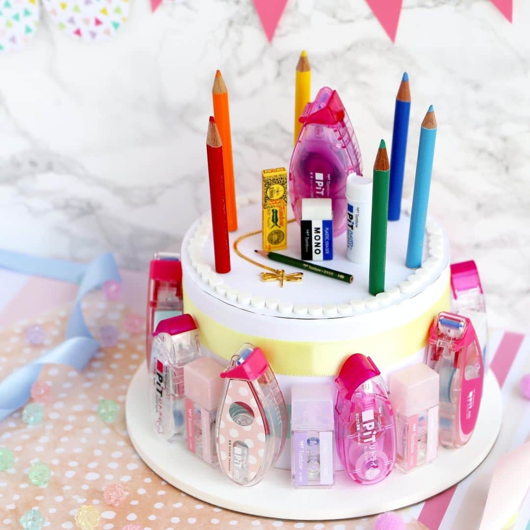 トンボ鉛筆さんのインスタグラム写真 - (トンボ鉛筆Instagram)「7月12日は #デコレーションケーキの日 🎂  記念日やお祝いなど、特別な日を彩ってくれるデコレーションケーキは見た目も華やかで幸せな気持ちになりますね✨  そんなわけで、デコレーションケーキを文具で作ってみました！ 華やかな文具のデコレーションケーキはいかがですか？😋  #tombow #トンボ鉛筆 #tombowpencil #okt1913 #文具 #文房具 #文房具好き #文房具好きな人と繋がりたい #stationery #stationerylove #stationeryaddict #モノ #MONO #モノ消しゴム #ピット #スティックのり #ピットエアーミニ #ピットエッグ #ピット #PiT #モノエアー #モノポケット #8900 #色鉛筆 #NQ #デコレーションケーキ #cake」7月12日 16時28分 - tombowpencil