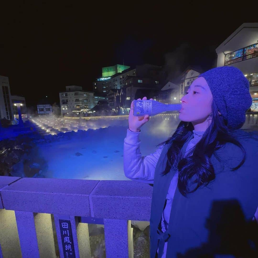 宇田恵菜さんのインスタグラム写真 - (宇田恵菜Instagram)「Kusatsu  温泉好きやのに、日本一の自然湯出量なのに行った事ないなんて！てことで、草津温泉へ❣️  草津温泉のセントラルの周りは、食べ歩き(揚げ饅頭はマスト)するのによく、時に足湯に入って、自然を感じたり、お蕎麦と大好きなタレカツを食べて胃袋を満たし、 昼夜違う湯畑を見て、プロの湯もみの演舞と、湯もみ体験もできて、セントラルにてぎゅっと楽しめます。  草津スキー場付近でできるジップは、コスパも良く、これだけのために少し山を登るのも良き👍  旅館飯食べて朝晩温泉入って、シルバー変色して(笑)  何よりも良き出会いだったのが、浅間のヨーグルト酒！！！ もはやお酒の味がしないけど、ヨーグルトとしてかなり美味しいかは、お酒苦手な人でも美味しくお酒をいただけるので、次のお土産、お持たせによいお取り寄せはこちらの商品で決まりました。  やはり温泉は正義!  そして東京隣県で好きなのは群馬!次は嬬恋村にツーリング行きたい🥳 ----------------------------- #casting  #actress #shortfilm #キャスティング  #役者  #filmingcrew #filming #撮影中 #撮影クルー #leadactress #女優 #actresslife #スチール撮影 #黒髪 #blackhair 　#愛媛出身 #不動産女子 #japaneseactress  #群馬旅行　#草津温泉 #温泉めぐり」7月12日 16時34分 - ena2727