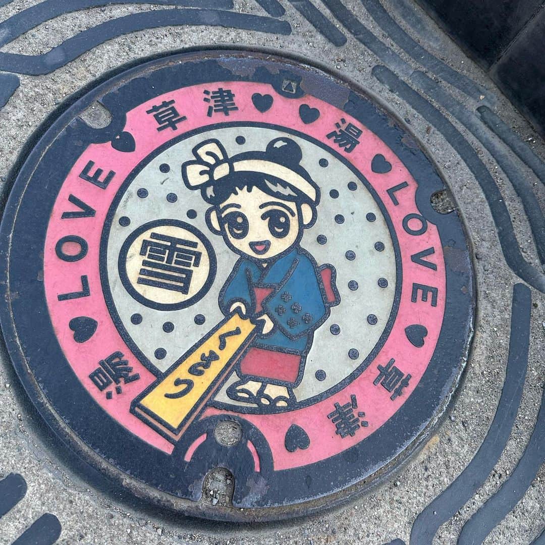 宇田恵菜さんのインスタグラム写真 - (宇田恵菜Instagram)「Kusatsu  温泉好きやのに、日本一の自然湯出量なのに行った事ないなんて！てことで、草津温泉へ❣️  草津温泉のセントラルの周りは、食べ歩き(揚げ饅頭はマスト)するのによく、時に足湯に入って、自然を感じたり、お蕎麦と大好きなタレカツを食べて胃袋を満たし、 昼夜違う湯畑を見て、プロの湯もみの演舞と、湯もみ体験もできて、セントラルにてぎゅっと楽しめます。  草津スキー場付近でできるジップは、コスパも良く、これだけのために少し山を登るのも良き👍  旅館飯食べて朝晩温泉入って、シルバー変色して(笑)  何よりも良き出会いだったのが、浅間のヨーグルト酒！！！ もはやお酒の味がしないけど、ヨーグルトとしてかなり美味しいかは、お酒苦手な人でも美味しくお酒をいただけるので、次のお土産、お持たせによいお取り寄せはこちらの商品で決まりました。  やはり温泉は正義!  そして東京隣県で好きなのは群馬!次は嬬恋村にツーリング行きたい🥳 ----------------------------- #casting  #actress #shortfilm #キャスティング  #役者  #filmingcrew #filming #撮影中 #撮影クルー #leadactress #女優 #actresslife #スチール撮影 #黒髪 #blackhair 　#愛媛出身 #不動産女子 #japaneseactress  #群馬旅行　#草津温泉 #温泉めぐり」7月12日 16時34分 - ena2727