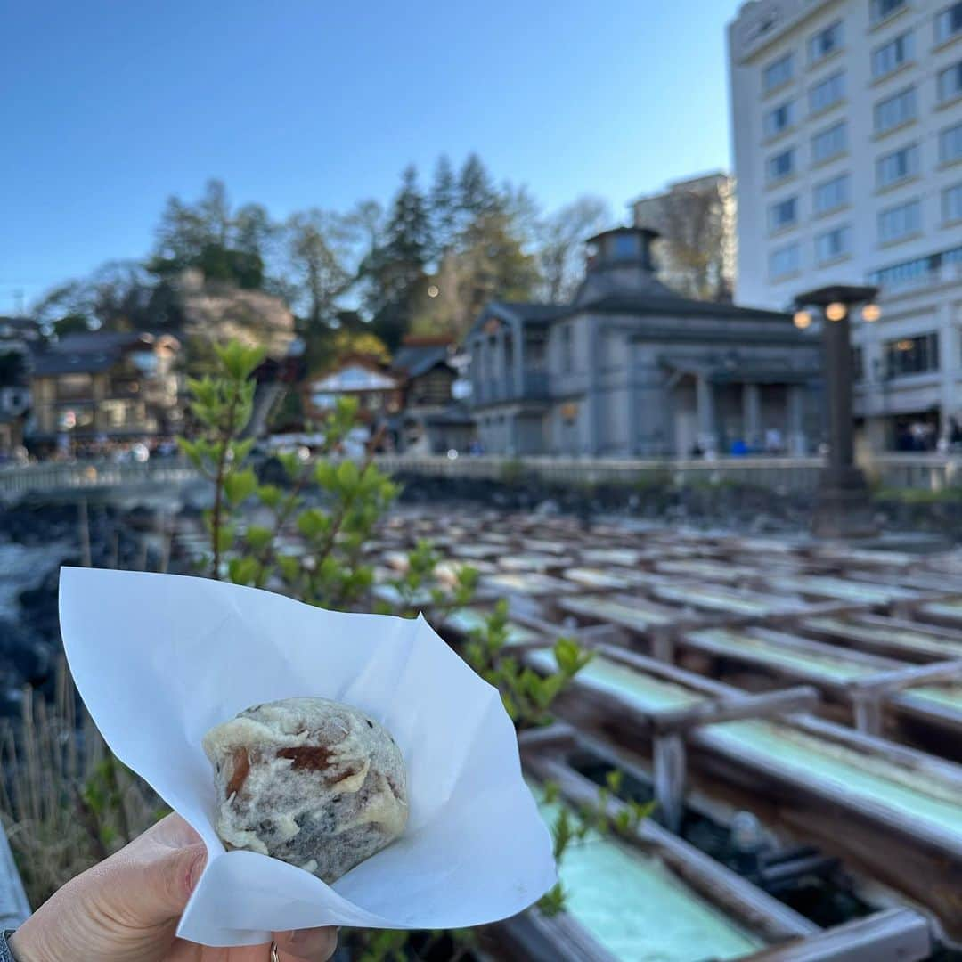 宇田恵菜さんのインスタグラム写真 - (宇田恵菜Instagram)「Kusatsu  温泉好きやのに、日本一の自然湯出量なのに行った事ないなんて！てことで、草津温泉へ❣️  草津温泉のセントラルの周りは、食べ歩き(揚げ饅頭はマスト)するのによく、時に足湯に入って、自然を感じたり、お蕎麦と大好きなタレカツを食べて胃袋を満たし、 昼夜違う湯畑を見て、プロの湯もみの演舞と、湯もみ体験もできて、セントラルにてぎゅっと楽しめます。  草津スキー場付近でできるジップは、コスパも良く、これだけのために少し山を登るのも良き👍  旅館飯食べて朝晩温泉入って、シルバー変色して(笑)  何よりも良き出会いだったのが、浅間のヨーグルト酒！！！ もはやお酒の味がしないけど、ヨーグルトとしてかなり美味しいかは、お酒苦手な人でも美味しくお酒をいただけるので、次のお土産、お持たせによいお取り寄せはこちらの商品で決まりました。  やはり温泉は正義!  そして東京隣県で好きなのは群馬!次は嬬恋村にツーリング行きたい🥳 ----------------------------- #casting  #actress #shortfilm #キャスティング  #役者  #filmingcrew #filming #撮影中 #撮影クルー #leadactress #女優 #actresslife #スチール撮影 #黒髪 #blackhair 　#愛媛出身 #不動産女子 #japaneseactress  #群馬旅行　#草津温泉 #温泉めぐり」7月12日 16時34分 - ena2727