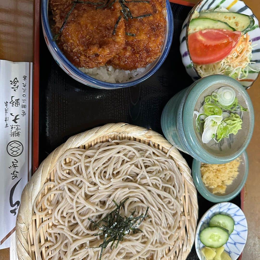 宇田恵菜さんのインスタグラム写真 - (宇田恵菜Instagram)「Kusatsu  温泉好きやのに、日本一の自然湯出量なのに行った事ないなんて！てことで、草津温泉へ❣️  草津温泉のセントラルの周りは、食べ歩き(揚げ饅頭はマスト)するのによく、時に足湯に入って、自然を感じたり、お蕎麦と大好きなタレカツを食べて胃袋を満たし、 昼夜違う湯畑を見て、プロの湯もみの演舞と、湯もみ体験もできて、セントラルにてぎゅっと楽しめます。  草津スキー場付近でできるジップは、コスパも良く、これだけのために少し山を登るのも良き👍  旅館飯食べて朝晩温泉入って、シルバー変色して(笑)  何よりも良き出会いだったのが、浅間のヨーグルト酒！！！ もはやお酒の味がしないけど、ヨーグルトとしてかなり美味しいかは、お酒苦手な人でも美味しくお酒をいただけるので、次のお土産、お持たせによいお取り寄せはこちらの商品で決まりました。  やはり温泉は正義!  そして東京隣県で好きなのは群馬!次は嬬恋村にツーリング行きたい🥳 ----------------------------- #casting  #actress #shortfilm #キャスティング  #役者  #filmingcrew #filming #撮影中 #撮影クルー #leadactress #女優 #actresslife #スチール撮影 #黒髪 #blackhair 　#愛媛出身 #不動産女子 #japaneseactress  #群馬旅行　#草津温泉 #温泉めぐり」7月12日 16時34分 - ena2727