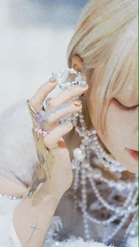 のインスタグラム：「Inspired Album『CODE GE4SS』より 「Shirley」MV公開！  youtu.be/QfaB8-2DGU0  Lyrics & Music : 4s4ki Director : motherfucko @motherfucko」