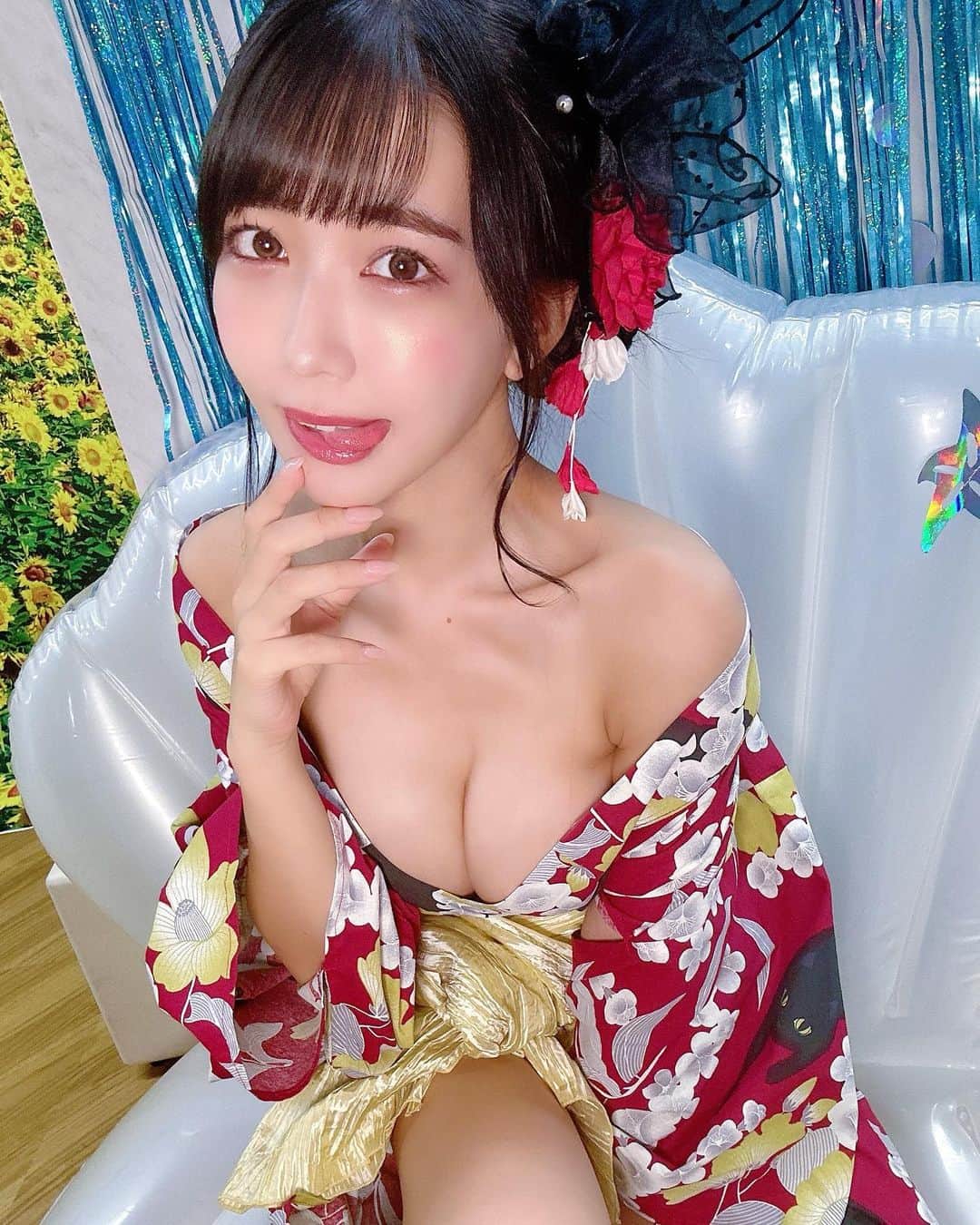 天羽希純さんのインスタグラム写真 - (天羽希純Instagram)「浴衣ふつうに着れない…  本日21:00こちらの衣装含んだ #夏の宿題チェキ 発売開始します！🌞🌴🌺✨  数量限定なので時間ピッタリ待機してほしいです🙇🏻‍♀️  【あなたのお名前・落書きデコ・サイン】  年に数回の特別なデコチェキ💜  ぜひお迎えして欲しいです！  特典も豪華💕  #水着 #ビキニ #グラビア #gravure #bikini #プール #海 #巨乳 #フェチ #泳装 #おしり #くびれ #太もも #Japanesegirl #cosplay #cosplayer #コスプレ #swimwear #lingerie #內衣 #selfie #수영복」7月12日 16時42分 - amaukisumi