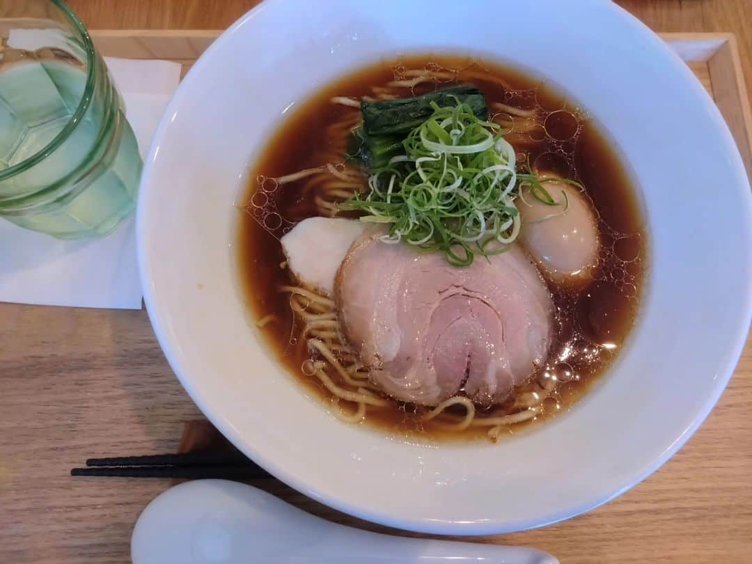 千葉泉のインスタグラム：「先日行ってきたラーメン屋さん「たかのちゅめ」🍜✨ ラーメンもあっさりしていて美味しいし（鶏チャーシューと豚チャーシューが入ってる！）、 店内もカフェみたいにキレイで過ごしやすかった😋 また行きま〜す  #醤油ラーメン  #たかのちゅめ #ラーメン  #ラーメン部  #花小金井  #東京グルメ」