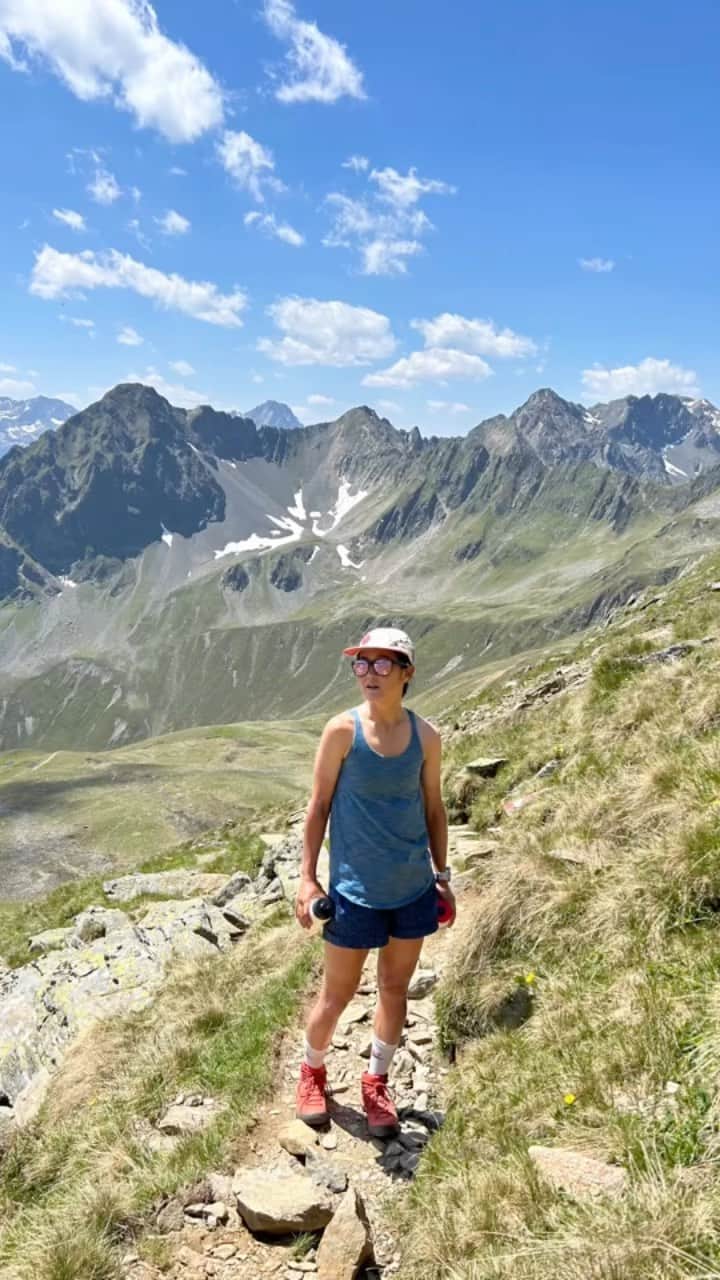 與那嶺恵理のインスタグラム：「Back to my base ⛰🫶🏻 Active rest day🚳 Hike to 2700m+ Make friends 🐑🐑 My best therapy 😇　#今日のエリさん」