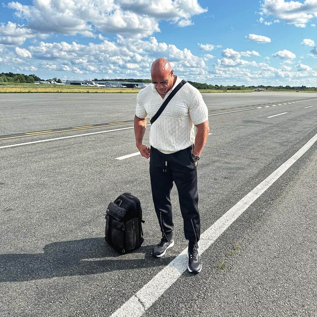 ドウェイン・ジョンソンのインスタグラム：「Usually good to pay attention and look up when taking a pic 👁️🤦🏽‍♂️😂  Eagle has landed 🛬 🦅   #NewYork 🥃」
