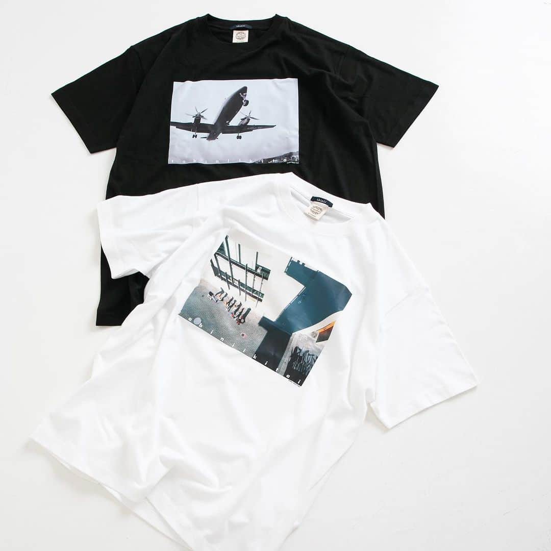 オブレクトのインスタグラム：「Tatsuro Yasui for oblekt tabiniikitai T-shirts好評発売中❗️  モデル、映像制作と幅広い活動をされる、安井達郎 @tatsuroyasui 氏の【旅】にまつわる写真作品を大胆にプリントしたTシャツが、oblekt公式オンラインストア限定で発売中です🌿  tabiniikitai  タビニイキタイ というメッセージも素直で感受性の高い安井氏ならではの作品。  これからの季節にコーディネートのアクセントとして映えること間違いなしのアイテムです🌱  数に限りがございますので、気になる方はお早めに✨  ［tabiniikitai Tシャツ］ ¥6,600(込)  【Saint Martin】 カリブ海に浮かぶセントマーチン島。そこにはびっくりするくらい頭上近くを飛行機が通過し着陸する、日本では考えられない場所があります。 今ではあまり見かけなくなったプロペラ機が大きな音と風を巻き起こす臨場感が伝わってくる一枚。  【Seattle】 シアトルの風景に現れた、色鮮やかな洋服を着た子供たち、そこにレトロな建物の上から見下ろし、直線的に伸びる影のコントラストが印象的な一枚。  #oblekt #オブレクト」